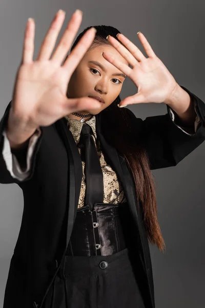 Stilvolle Asiatische Frau Streckt Die Hände Aus Und Schaut Die — Stockfoto