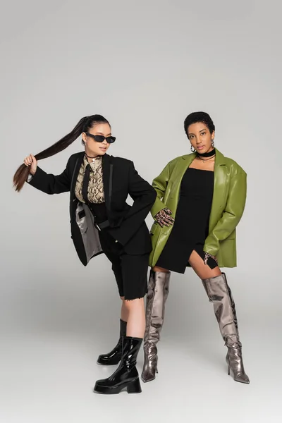 Trendy Young Multiethnic Models Sunglasses Leather Coat Posing Grey Background — Stock Photo, Image