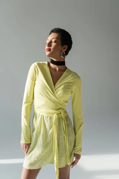 Stylový Africký Američan Žena Jaře Oblečení Stojící Šedém Pozadí Slunečním — Stock fotografie