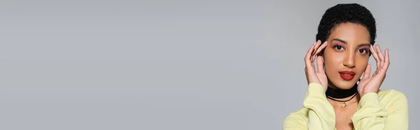 Коротковолосий Афроамериканець Червоними Губами Торкається Обличчя Ізольованого Сірому Прапорі — стокове фото