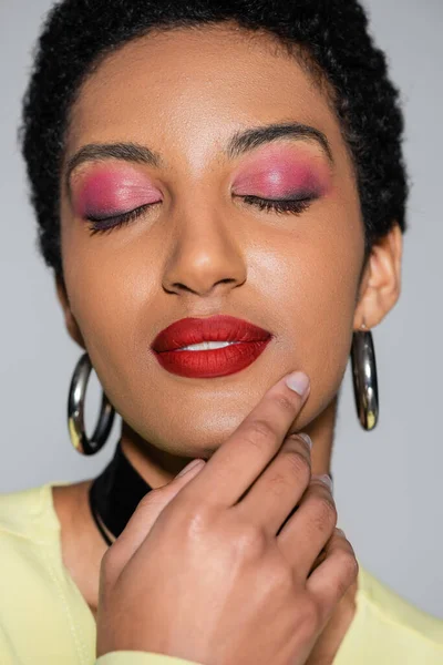 Gri Renkte Izole Edilmiş Yüzlü Genç Afrikalı Amerikalı Kadın Portresi — Stok fotoğraf