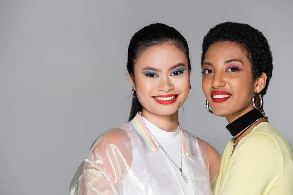 Positieve Interraciale Modellen Met Rode Lippen Kijken Naar Camera Geïsoleerd — Stockfoto