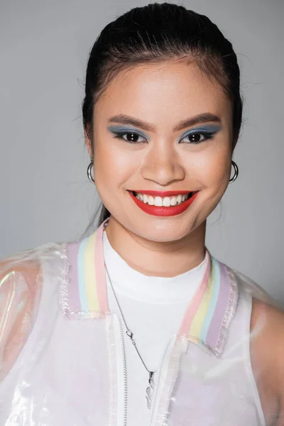 Retrato Mulher Asiática Positiva Com Sombra Brilhante Lábios Vermelhos Fundo — Fotografia de Stock