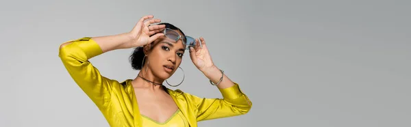 Muda African American Model Menyesuaikan Kacamata Biru Dan Melihat Kamera — Stok Foto