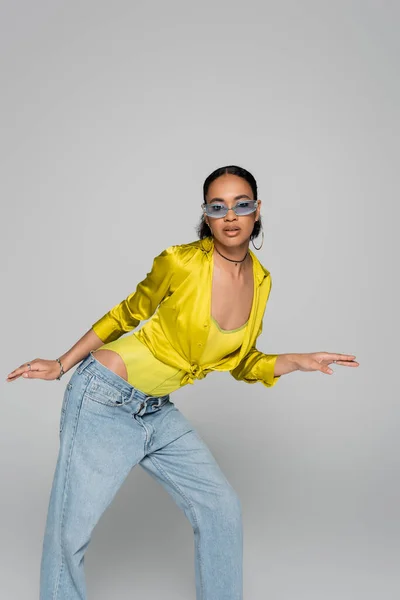 Esmer Afro Amerikan Modeli Mavi Güneş Gözlüklü Kol Hareketi Yapan — Stok fotoğraf