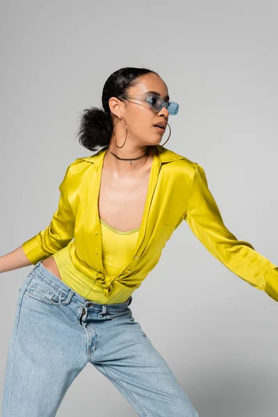 Stijlvol Afrikaans Amerikaans Model Blauwe Zonnebril Trendy Kleding Gebaren Geïsoleerd — Stockfoto