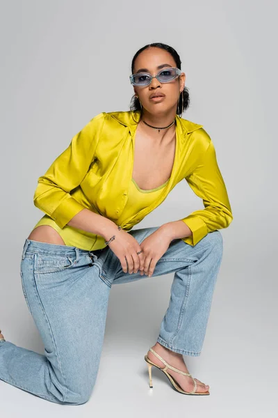 Fashionabla Afrikanska Amerikanska Kvinna Står Knä Medan Poserar Grå — Stockfoto