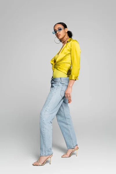 Moda Güneş Gözlüklü Gri Topuklu Yüksek Topuklu Afro Amerikan Modeli — Stok fotoğraf
