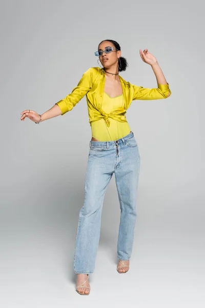 Full Längd Sensuell Afrikansk Amerikansk Kvinna Trendig Outfit Och Blå — Stockfoto