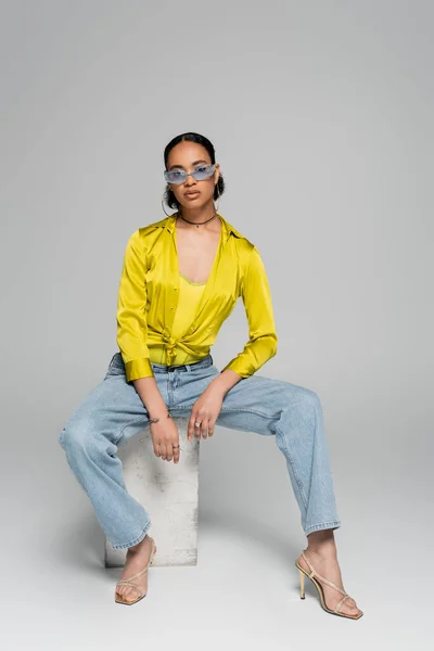 Volledige Lengte Van Afrikaans Amerikaans Model Stijlvolle Zonnebril Outfit Zittend — Stockfoto