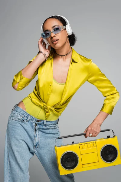 Elegante Donna Afroamericana Ascoltando Musica Cuffie Wireless Tenendo Boombox Giallo — Foto Stock