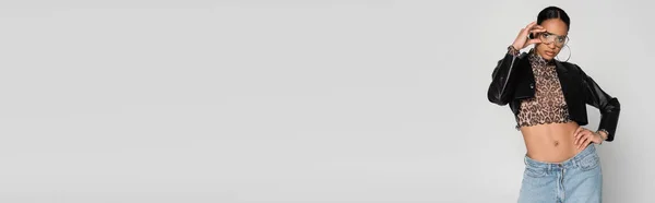 Струнка Афроамериканська Жінка Обрізаному Піджаку Модні Сонцезахисні Окуляри Позують Ізольовані — стокове фото