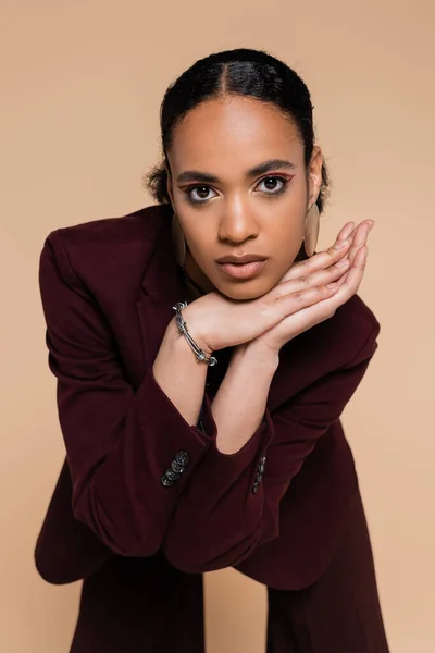 Joven Afroamericana Mujer Elegante Chaqueta Marrón Posando Aislado Beige — Foto de Stock