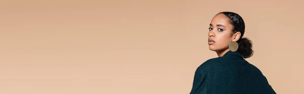 Stylisches Afrikanisch Amerikanisches Model Dunkelblauem Oversize Blazer Der Isoliert Auf — Stockfoto