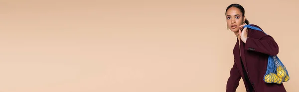 Mulher Americana Africana Elegante Terno Borgonha Segurando Saco Rede Com — Fotografia de Stock