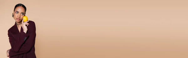Африканская Американка Бордовом Пиджаке Держит Спелый Лимон Бежевом Фоне Баннер — стоковое фото