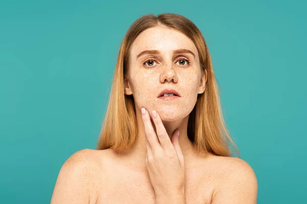 Jovem Mulher Com Sardas Ombros Nus Olhando Para Câmera Isolada — Fotografia de Stock