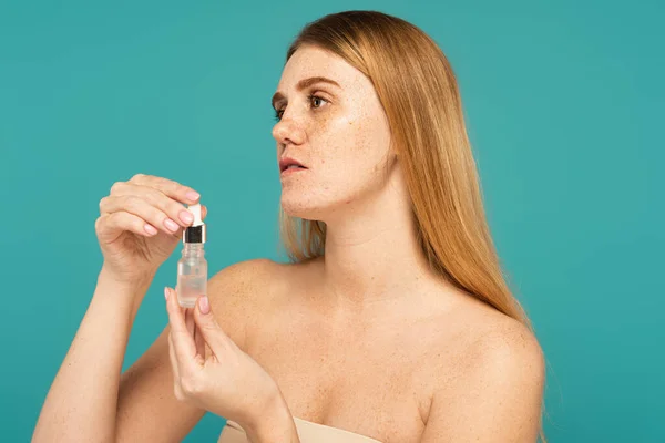 Wanita Muda Dengan Bintik Bintik Memegang Serum Dalam Botol Terisolasi — Stok Foto