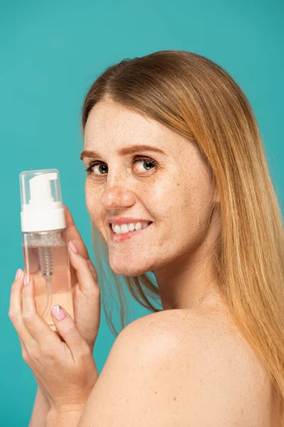 Cheerful Redhead Woman Freckles Holding Bottle Foam Cleanser Isolated Turquoise — Stock Photo, Image