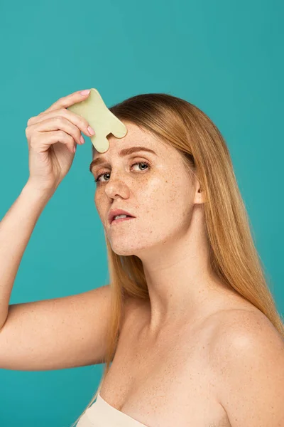 Mujer Joven Pelirroja Con Pecas Usando Raspador Facial Aislado Turquesa — Foto de Stock