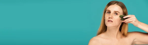 Jovem Ruiva Mulher Com Sardas Usando Raspador Rosto Jade Isolado — Fotografia de Stock