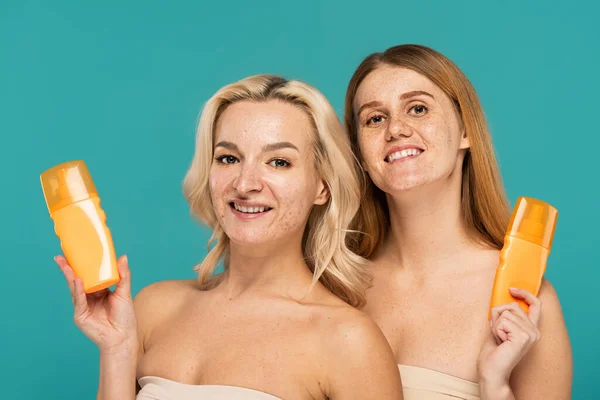Веселі Жінки Голими Плечима Тримають Пляшки Сонячним Блоком Ізольовані Бірюзовому — стокове фото
