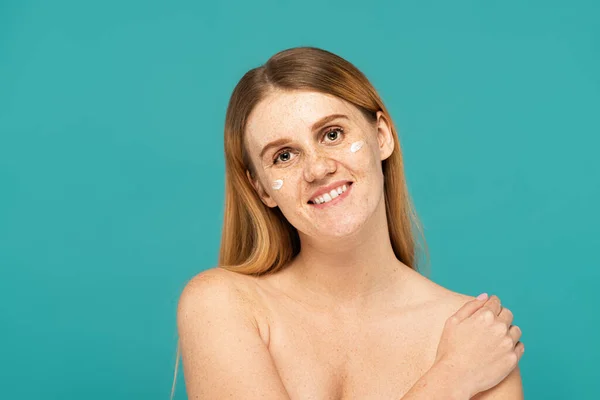 Wanita Bahagia Dengan Bintik Bintik Dan Krim Kosmetik Pipi Terisolasi — Stok Foto
