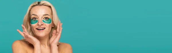 にきびや保湿アイパッチを持つ驚くべき女性は ターコイズ バナーに孤立笑顔 — ストック写真