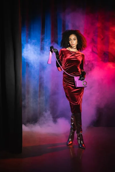 Trendy Donna Afroamericana Abito Velluto Con Telefono Sfondo Rosso Con — Foto Stock