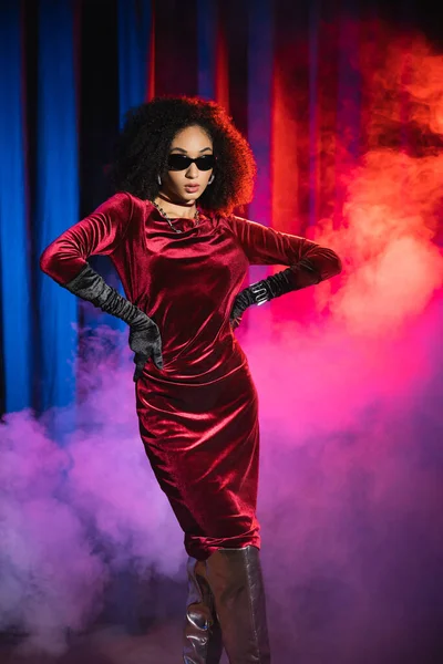 Mulher Americana Africana Elegante Vestido Veludo Luvas Posando Fundo Vermelho — Fotografia de Stock
