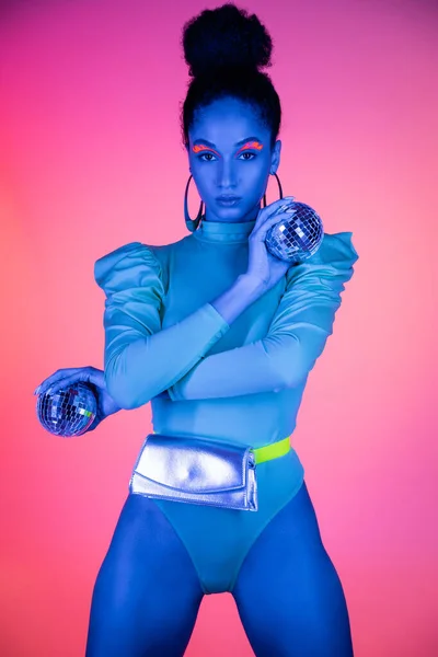 Fashionabla Afrikanska Amerikanska Kvinna Med Neon Ansikte Hålla Disco Bollar — Stockfoto