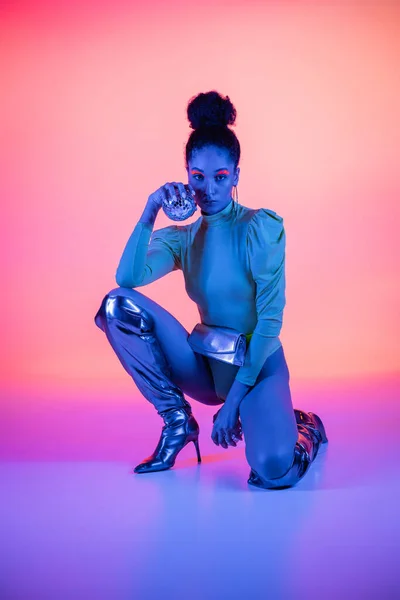 Trendig Afrikansk Amerikansk Kvinna Med Neon Ansikte Hålla Disco Bollar — Stockfoto