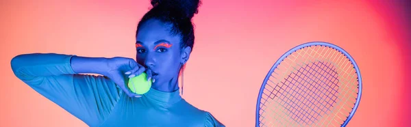 Csinos Afro Amerikai Modell Neon Arckép Holding Labda Tenisz Ütő — Stock Fotó