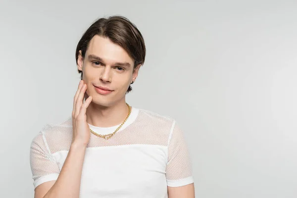 Positive Pangender Person Weißem Shirt Und Goldener Halskette Berührt Gesicht — Stockfoto