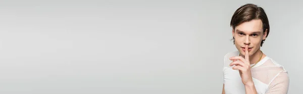 Модная Небинарная Модель Белой Футболке Показывающая Тихий Жест Изолированный Сером — стоковое фото