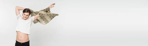Vrolijk Bigender Model Wit Shirt Met Slangenhuid Print Blouse Geïsoleerd — Stockfoto