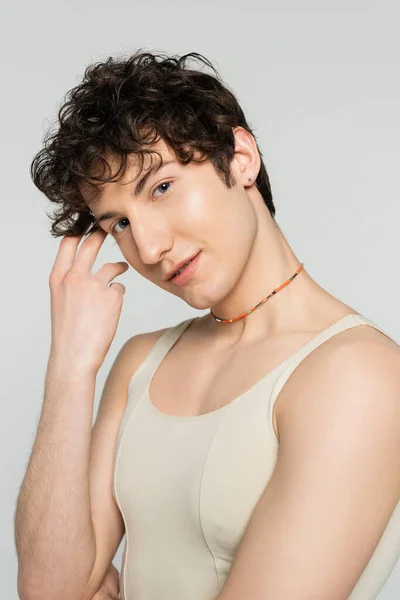 Biseksüel Modelin Portresi Dalgalı Esmer Saçlı Renkli Boncuklu Gri Renkli — Stok fotoğraf