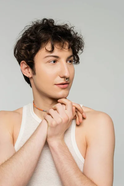 Biseksüel Modelin Portresi Kıvırcık Esmer Saçlar Burun Piercingleri Gri Renkten — Stok fotoğraf