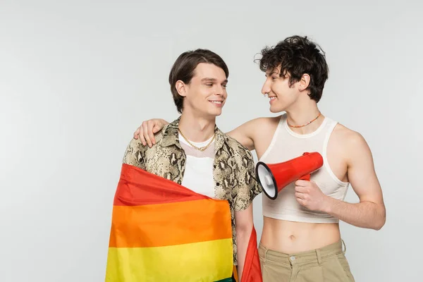 Hoparlörlü Lgbt Bayrağıyla Mutlu Çift Cinsiyetli Partnerler Gri Renkte Birbirlerine — Stok fotoğraf