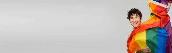 Збуджена Пансексуальна Людина Загорнута Lgbt Прапор Посміхається Камеру Ізольовано Сірому — стокове фото