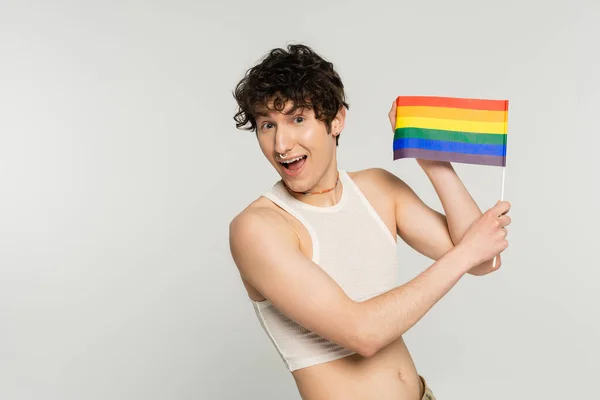 Sorprendido Pangender Persona Mostrando Pequeña Bandera Lgbt Cámara Aislada Gris — Foto de Stock