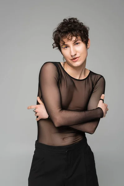 Brunetă Model Pansexual Negru Transparent Top Pozând Brațe Încrucișate Izolate — Fotografie, imagine de stoc