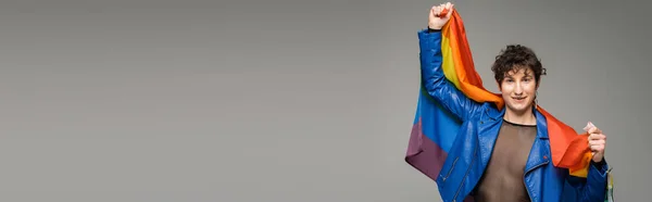 Boldog Pangender Személy Kék Bőrdzsekiben Pózol Szivárvány Zászló Elszigetelt Szürke — Stock Fotó