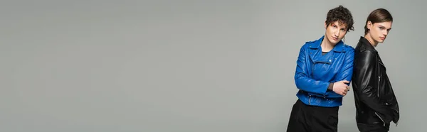 Молодые Небинарные Модели Стильных Куртках Смотрящие Камеру Позируя Изолированно Сером — стоковое фото