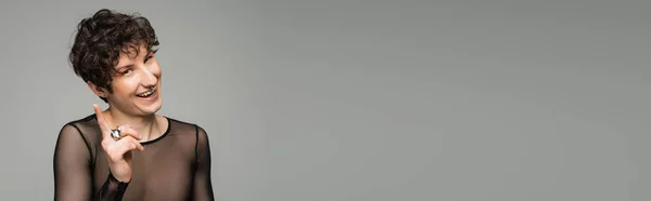 Веселый Стильный Небинарный Человек Указывающий Пальцем Камеру Изолированную Сером Баннер — стоковое фото