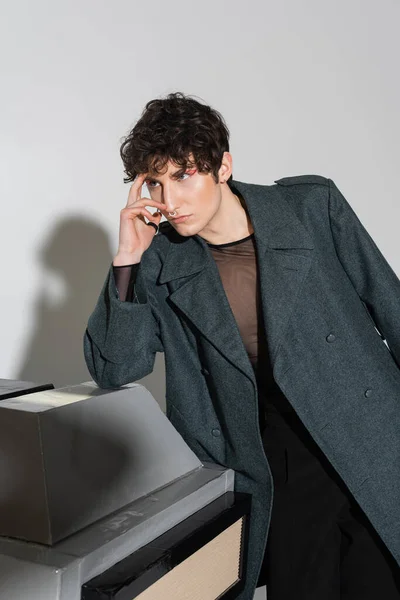Pensive Nonbinary Person Looking Away Huge Model Photo Camera Grey — Stock Photo, Image