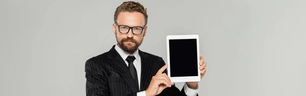 有信心的商人 身穿正装 戴着眼镜 手持数字平板电脑 空白屏幕与灰色横幅隔离 — 图库照片