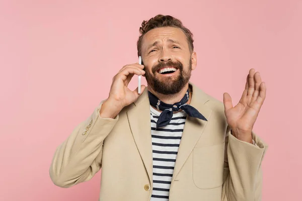 Pozitivní Francouzský Muž Sako Krční Šála Mluví Smartphone Izolované Růžové — Stock fotografie