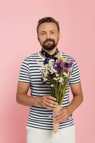 Hombre Feliz Camiseta Rayas Cuello Bufanda Sosteniendo Flores Papel Envoltura —  Fotos de Stock