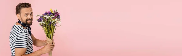 Улыбающийся Француз Полосатой Футболке Шарфе Шее Держащий Полевые Цветы Изолированные — стоковое фото